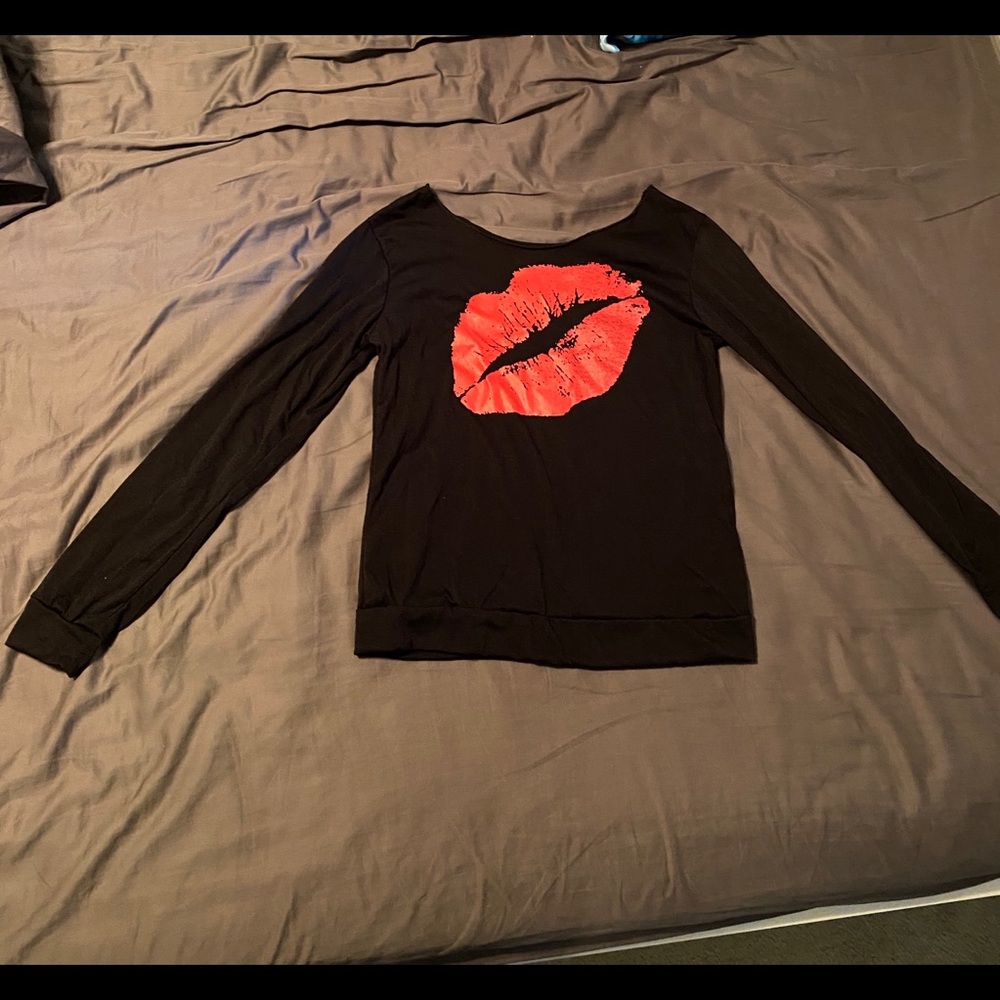Black long sleeve kiss lips shirt